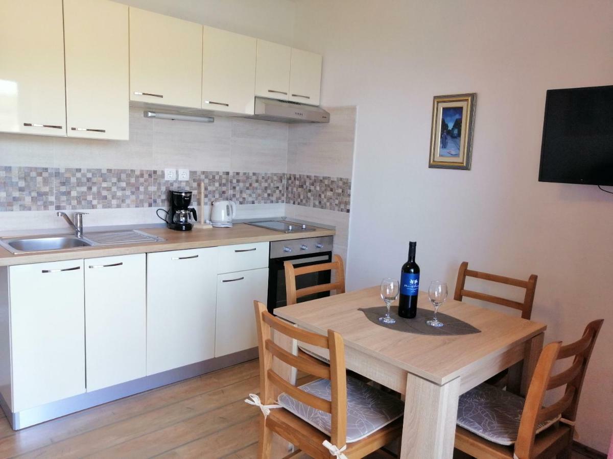 Apartments And Room Caric Йелса Екстериор снимка