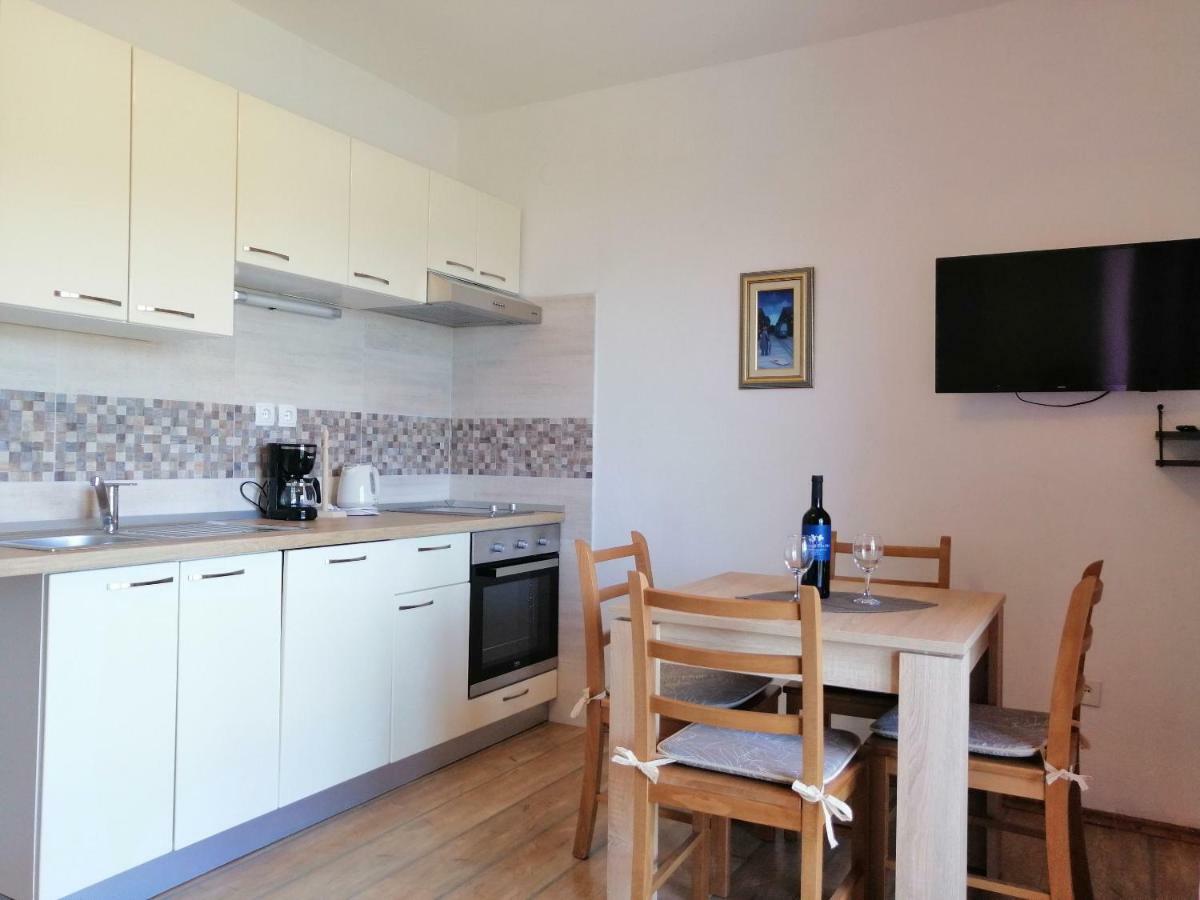 Apartments And Room Caric Йелса Екстериор снимка