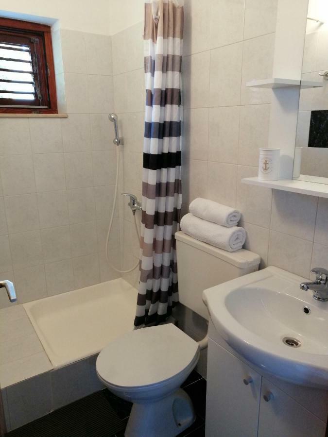 Apartments And Room Caric Йелса Екстериор снимка