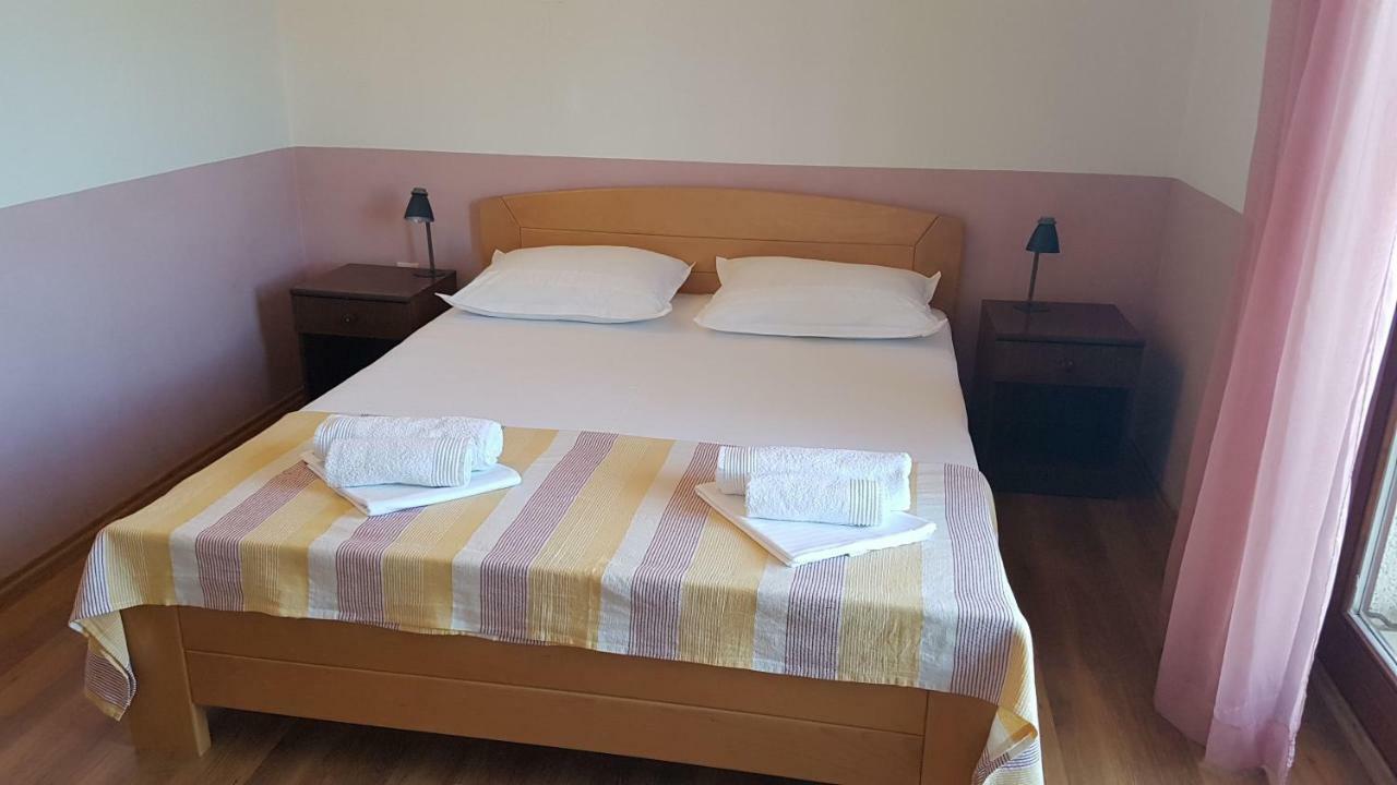 Apartments And Room Caric Йелса Екстериор снимка