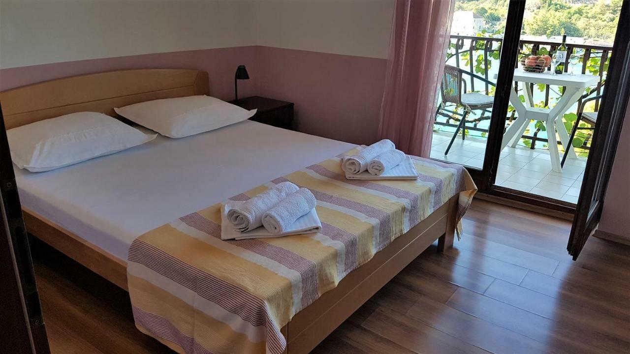 Apartments And Room Caric Йелса Екстериор снимка