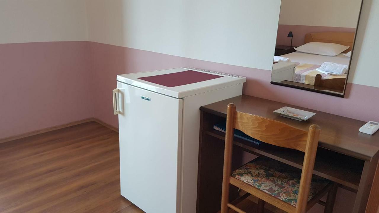 Apartments And Room Caric Йелса Екстериор снимка