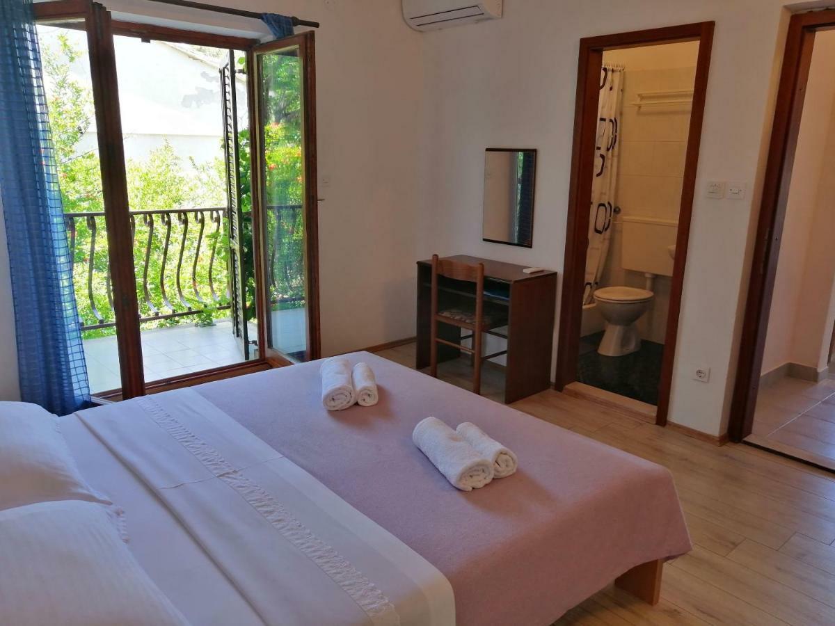 Apartments And Room Caric Йелса Екстериор снимка