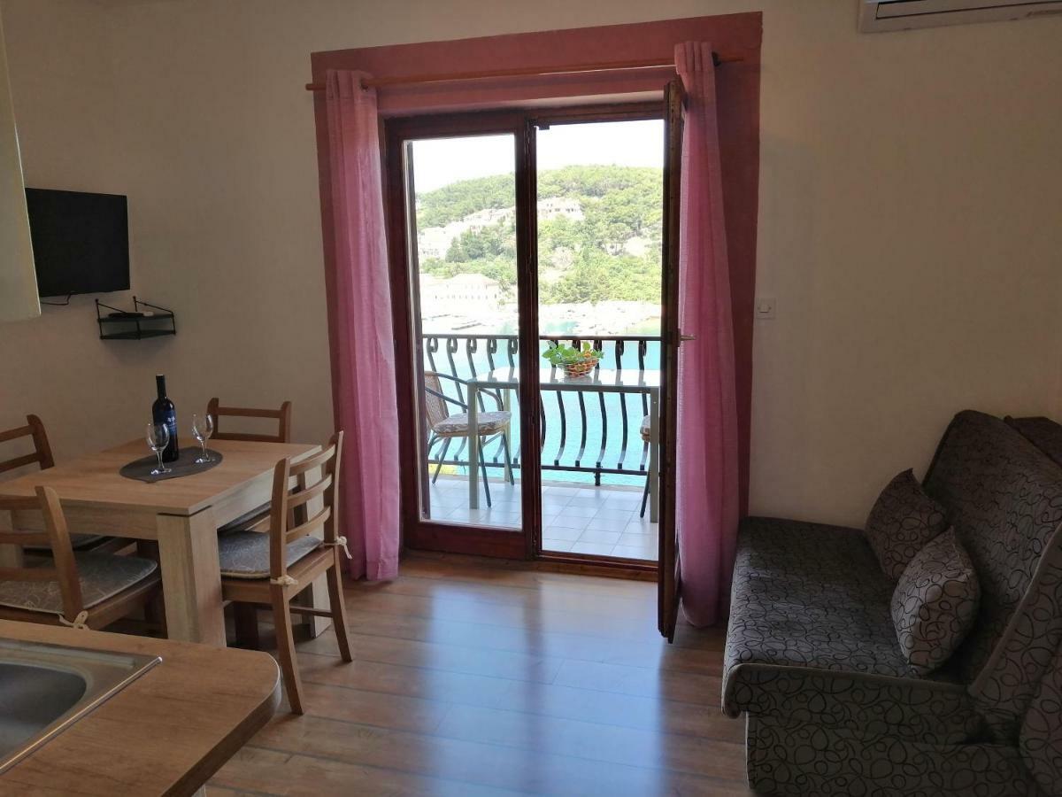 Apartments And Room Caric Йелса Екстериор снимка