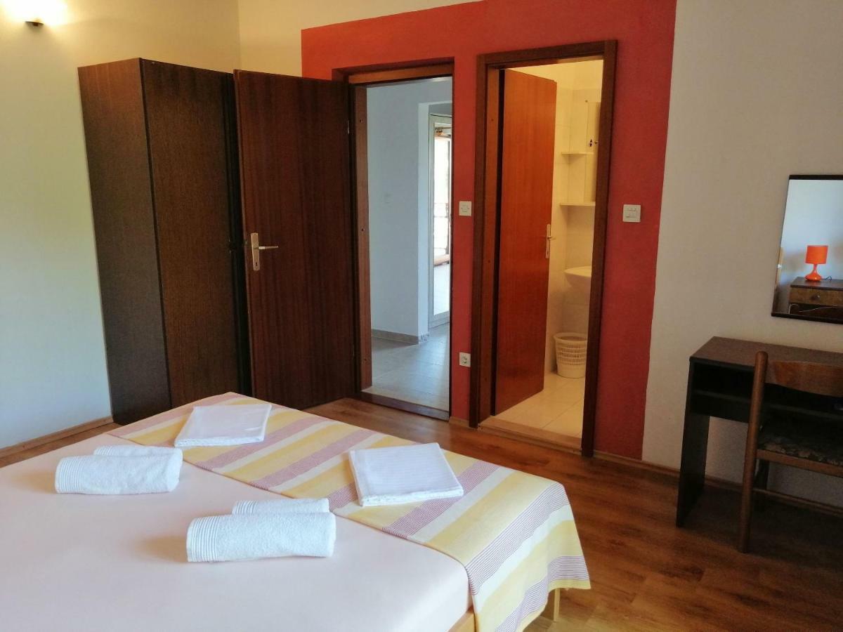 Apartments And Room Caric Йелса Екстериор снимка