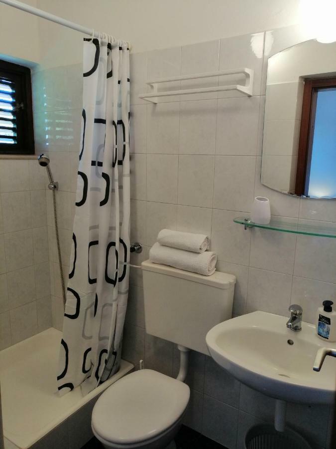 Apartments And Room Caric Йелса Екстериор снимка