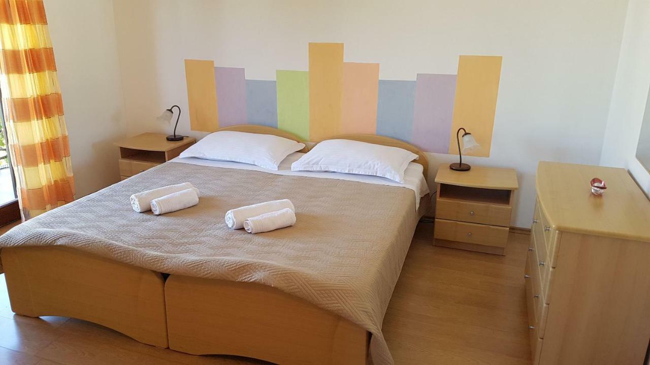 Apartments And Room Caric Йелса Екстериор снимка