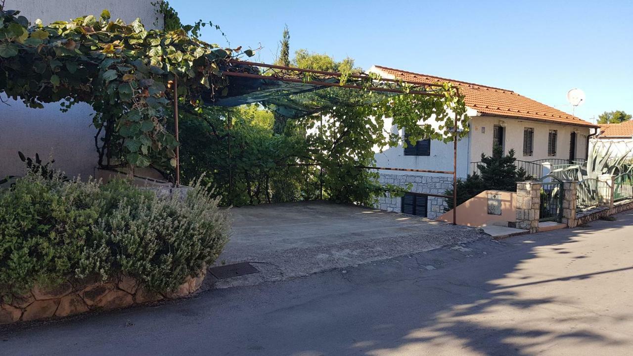 Apartments And Room Caric Йелса Екстериор снимка